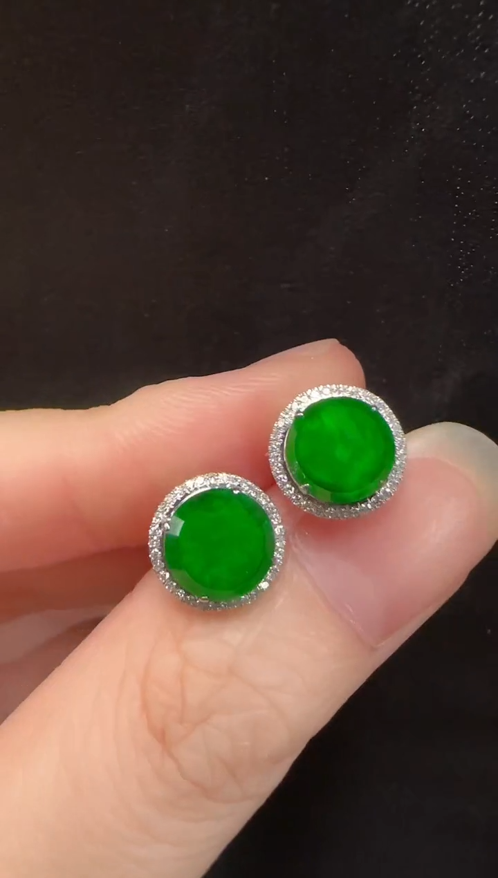 18K金镶嵌翡翠耳钉934无事牌一对