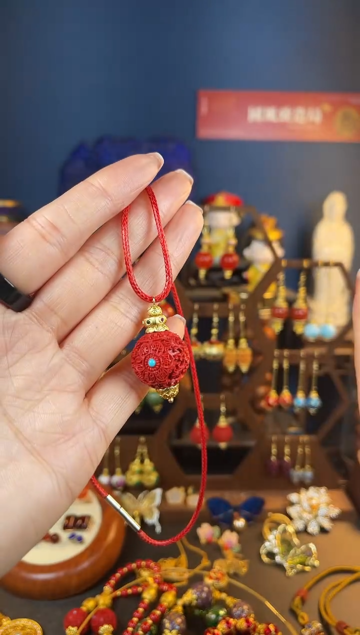 【闪购商品】红红满雕工设计师款吊坠