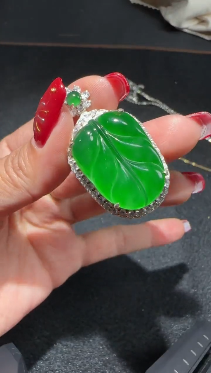 【闪购商品】翡翠吊坠(赠链)银S925镶嵌多样性发货拍一发一