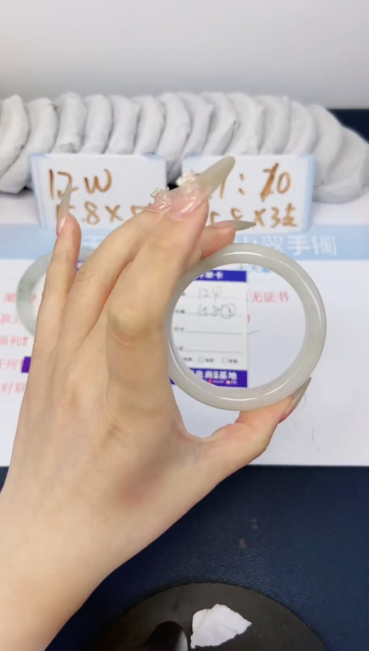 【闪购商品】石英质玉手镯合金124