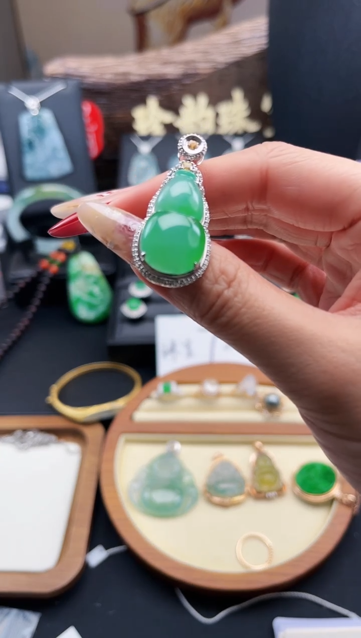 【闪购商品】翡翠颈饰18K金镶嵌吊坠