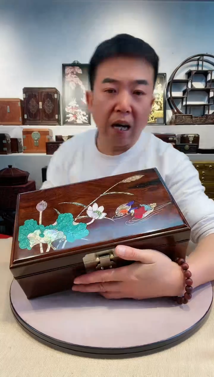 【闪购商品】交趾黄檀（大红酸枝）木雕大红酸枝螺钿线条盒鸳鸯戏水30