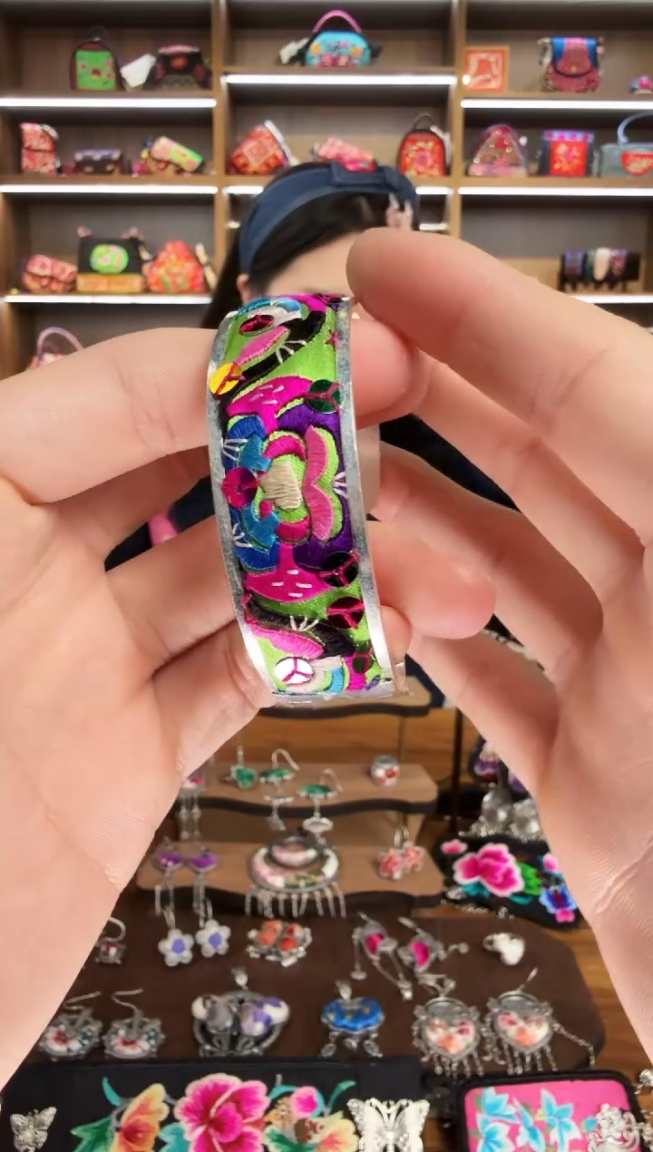 【闪购商品】织绣50蒙阿苏苗绣传承