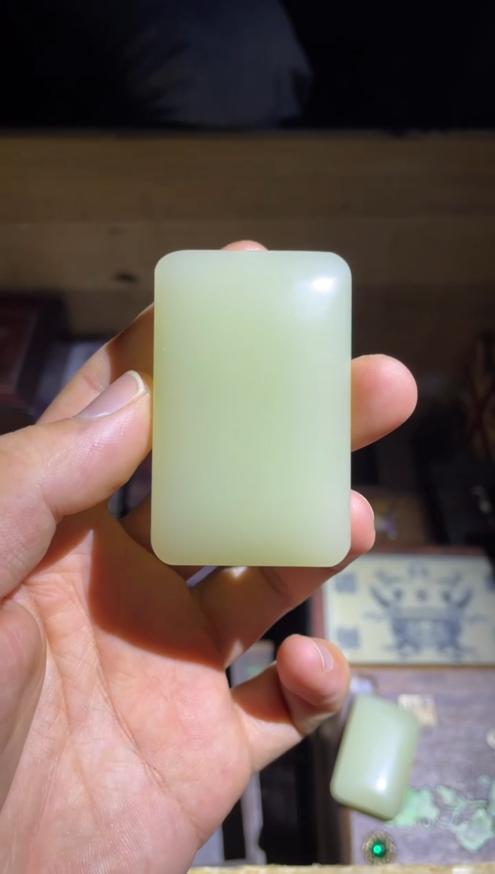 和田玉未镶嵌颈饰面包牌1件