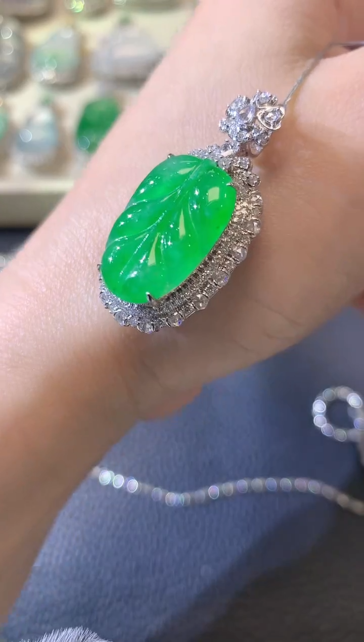 【闪购商品】翡翠吊坠(不含链)18K金镶嵌C63