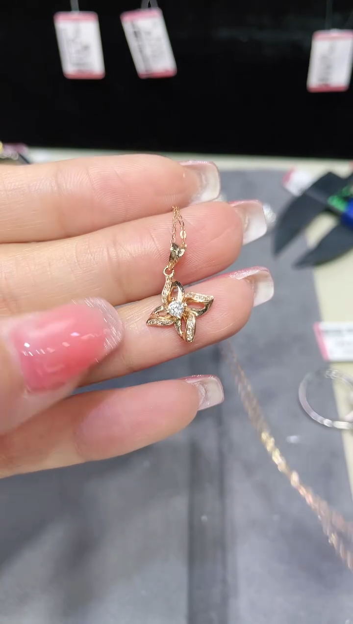 18K金镶嵌钻石项链