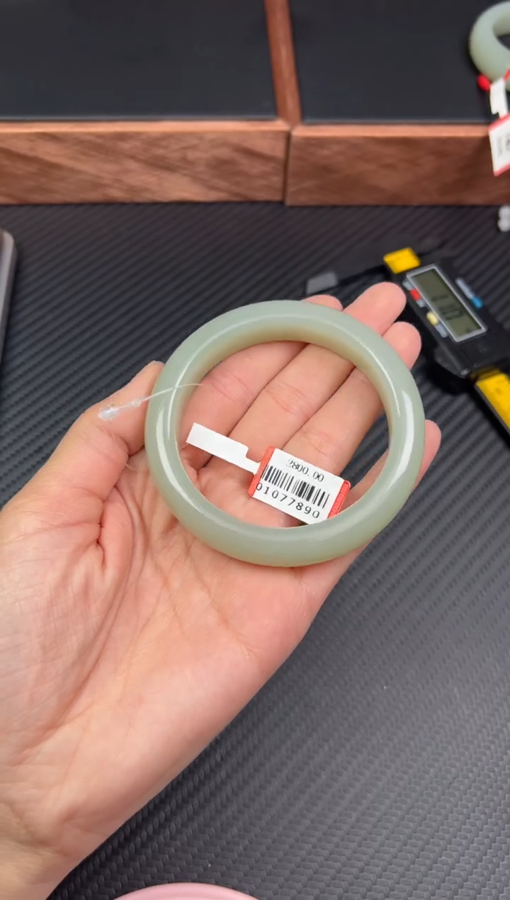 【闪购商品】和田玉手镯未镶嵌且末微色差58