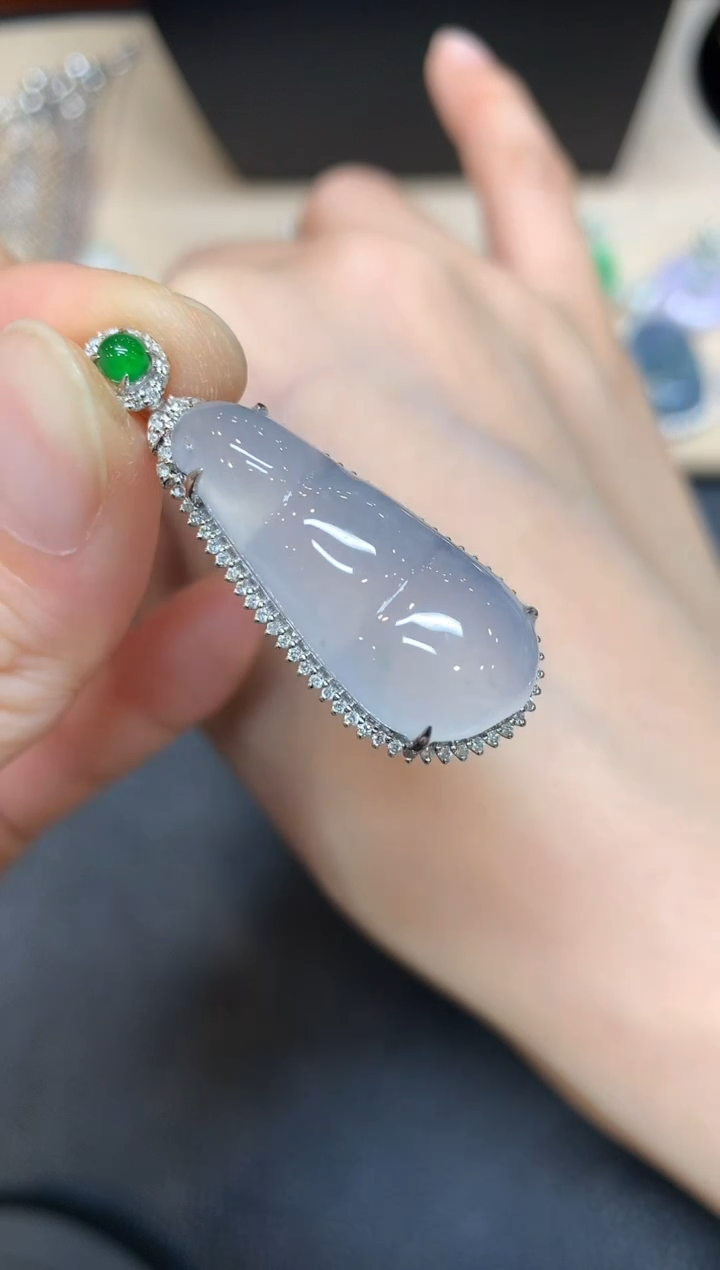 【闪购商品】翡翠颈饰18K金镶嵌福豆【无服务费