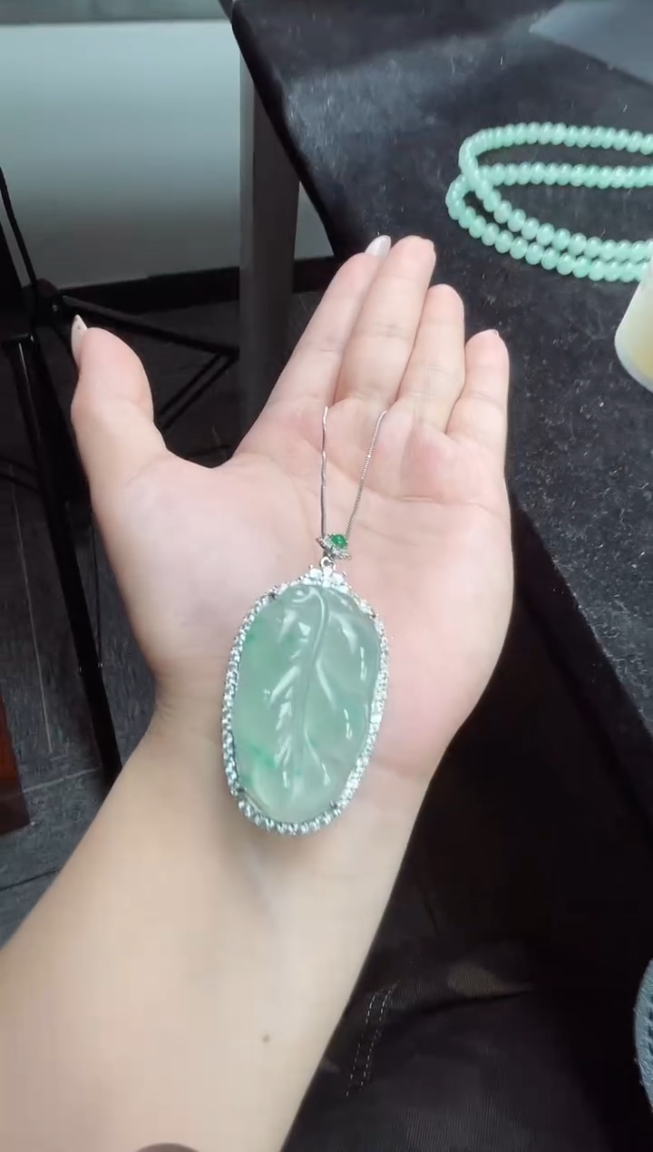 吊坠(赠链)未镶嵌石英质玉（非洲翠）叶子 10.333