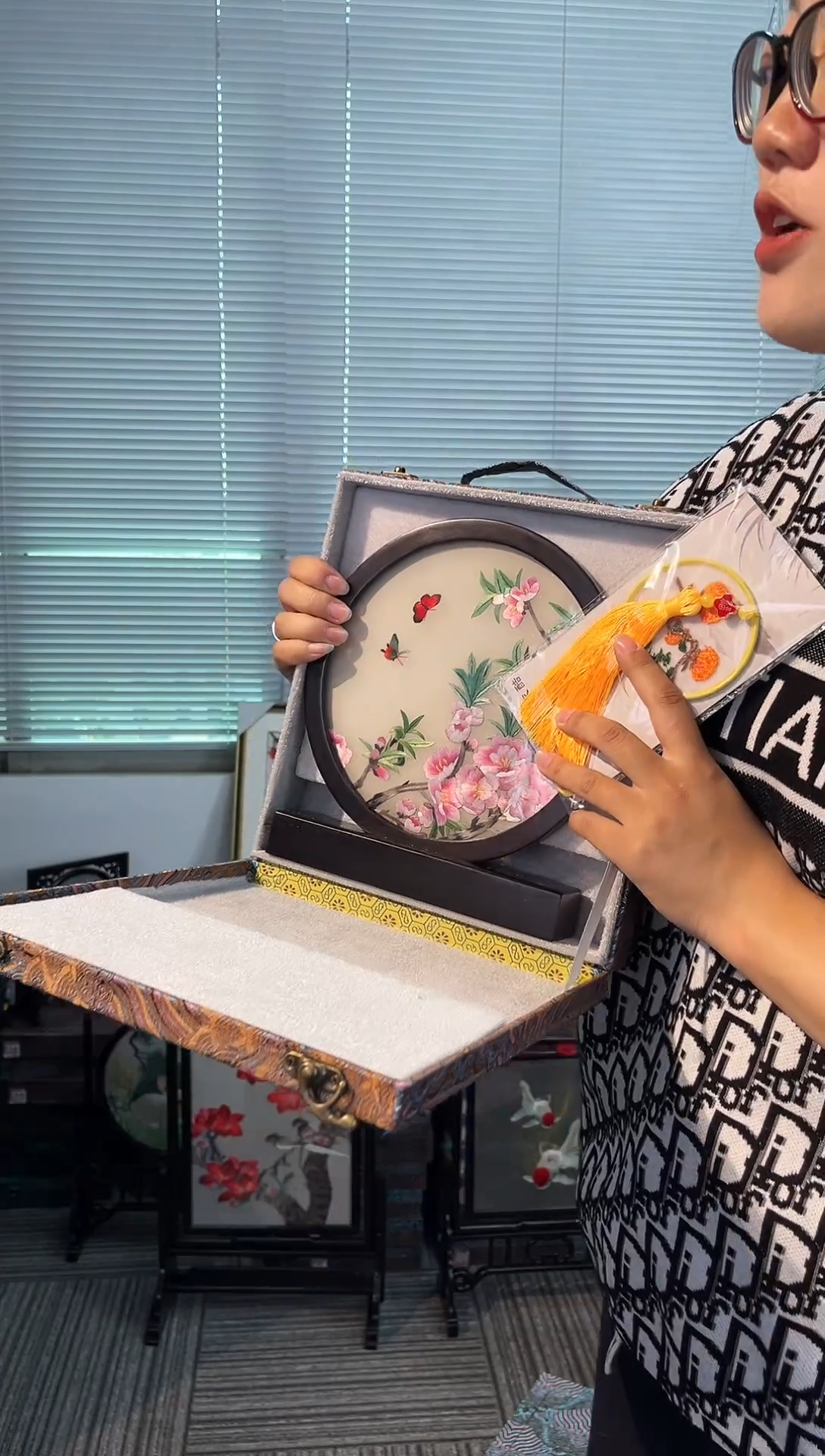 织绣以芊手扇手绣摆台