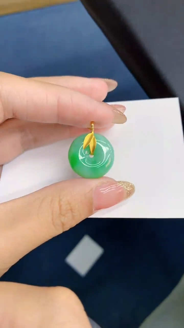 【闪购商品】翡翠18K金镶嵌颈饰            8