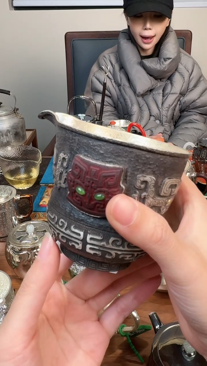 呆坐专场银壶DZ0070呆坐-手敲錾刻墨韵饕餮公杯