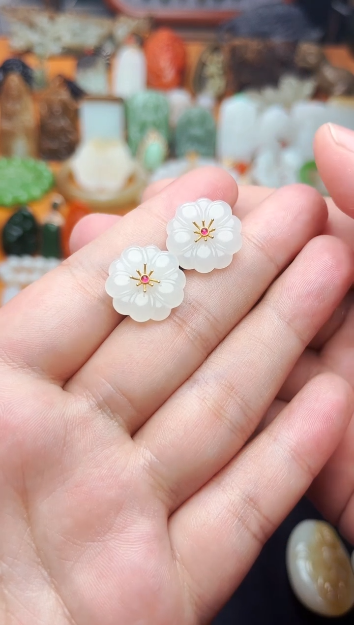 【闪购商品】和田玉耳饰18K金镶嵌花朵  01