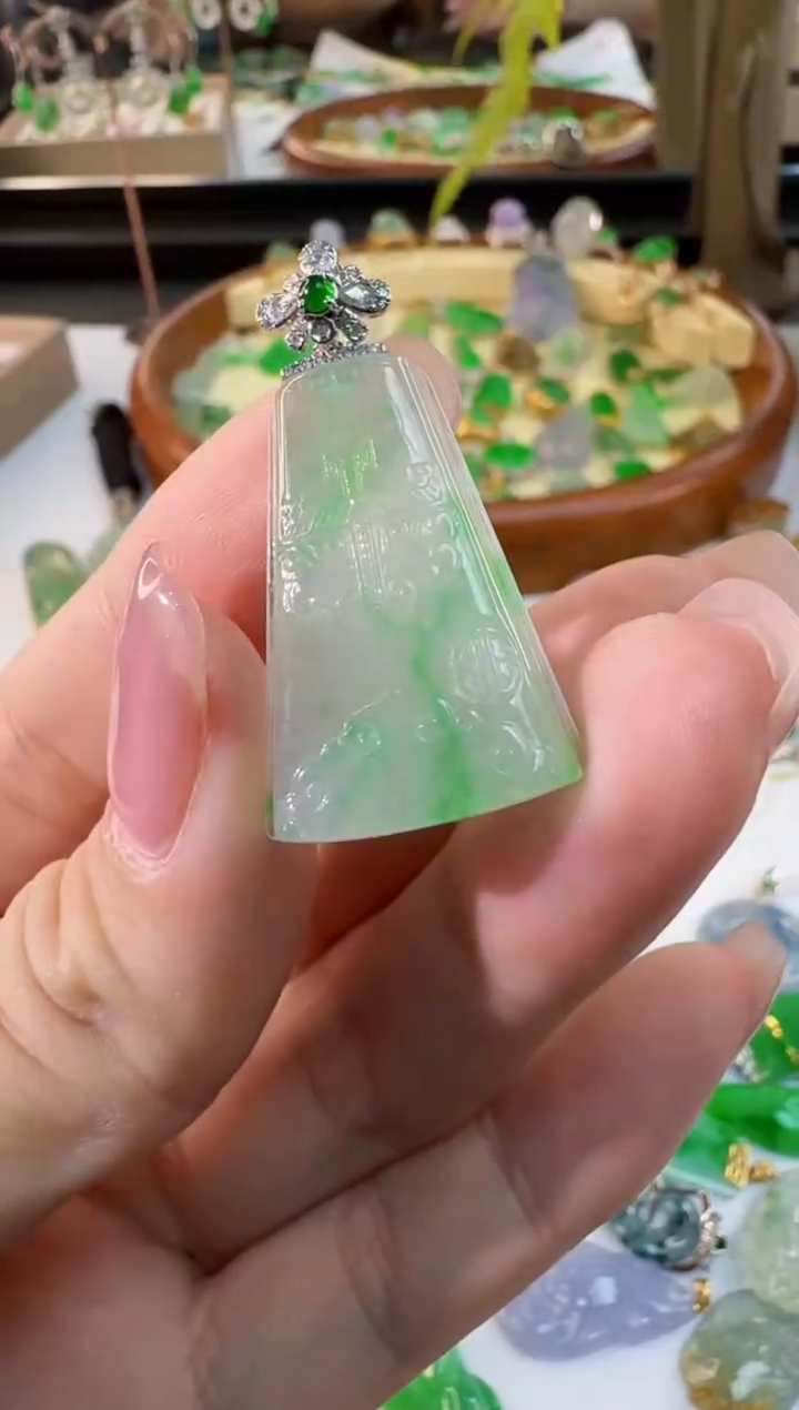 【闪购商品】翡翠颈饰18K金镶嵌缅甸翡翠A货挂件