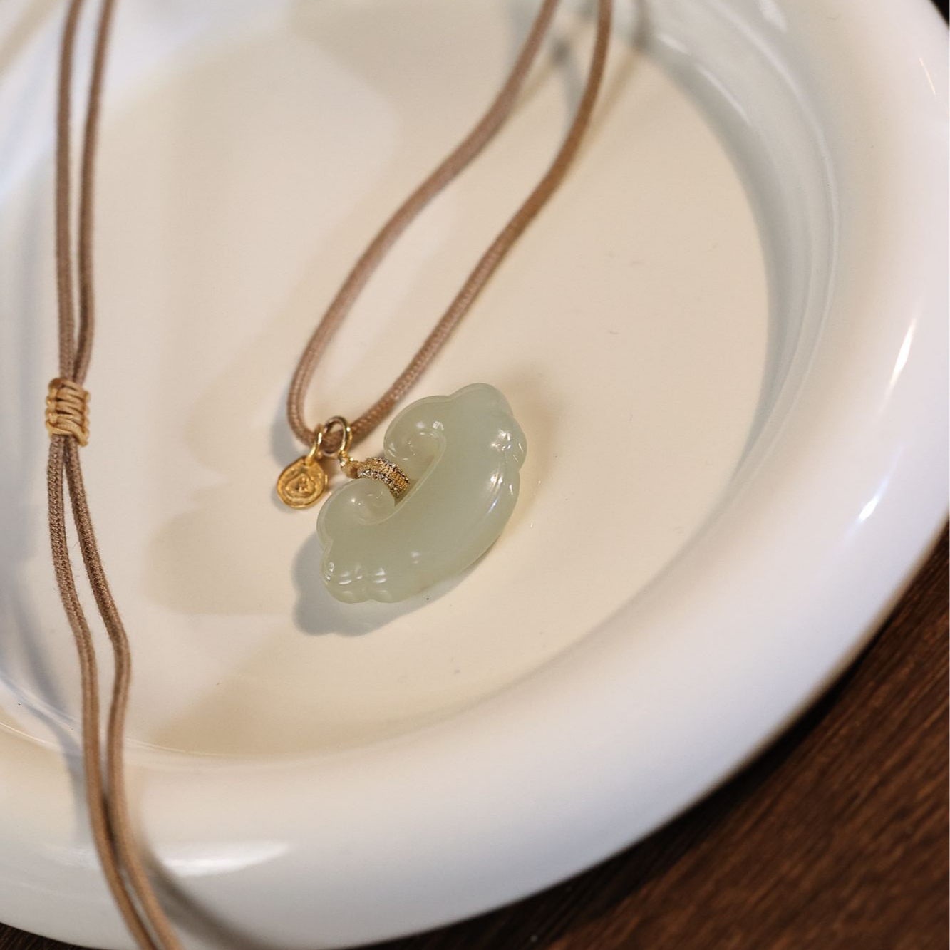 925配件和田玉平安如意锁女款气质百搭款（颜色微不同）