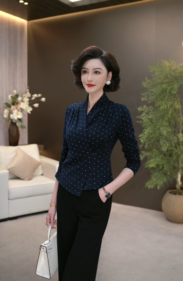 2025冬季定制藏蓝色包裹式V领灵动水玉小波点弹力套头上衣WF6010