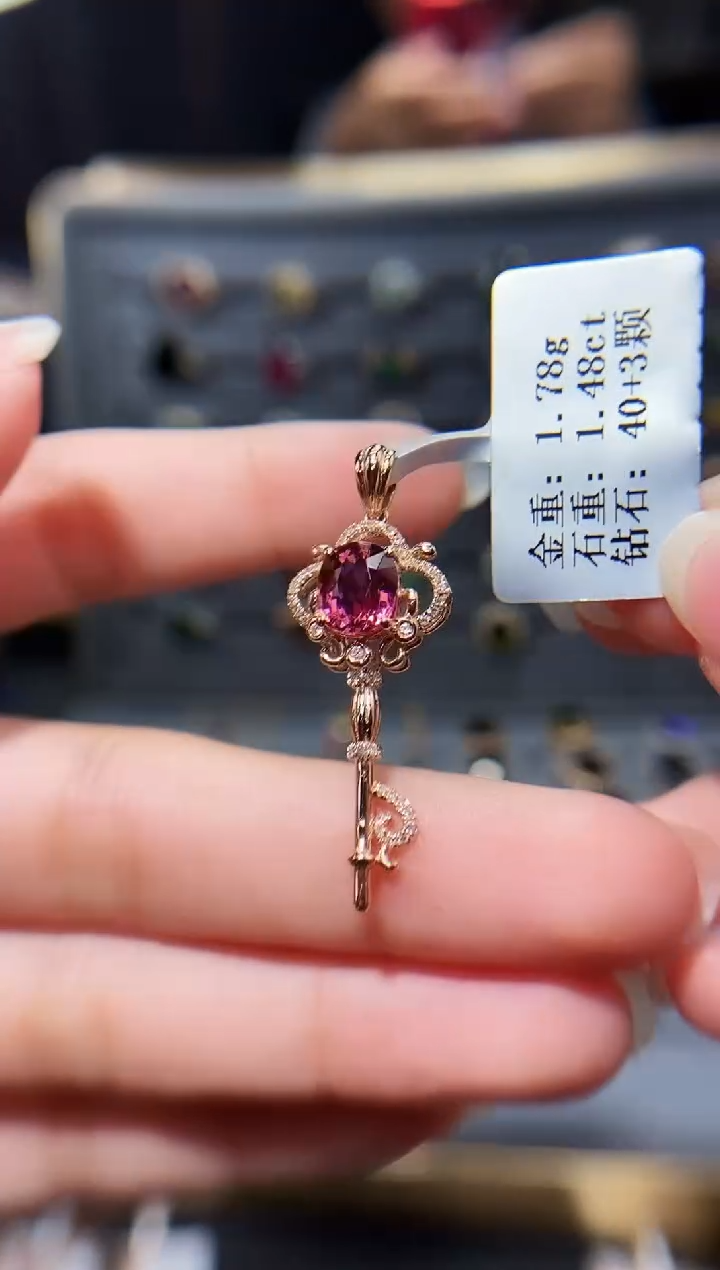 颈饰18K金镶嵌碧玺1.48.