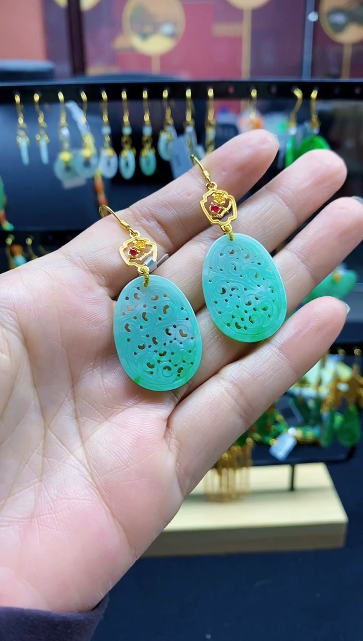 颈饰未镶嵌翡翠耳饰