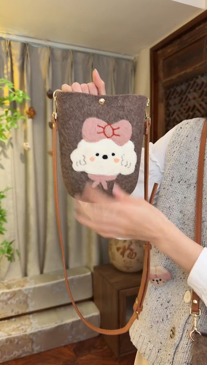 羊毛非遗羊毛毡包 手机包小狗