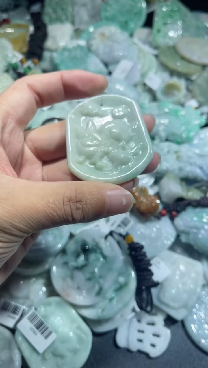 【闪购商品】翡翠颈饰未镶嵌00012101