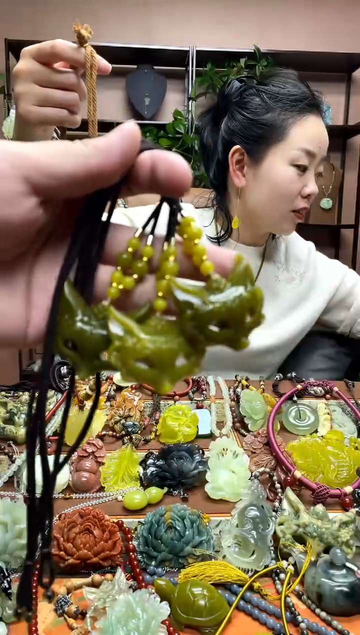 未镶嵌岫玉颈饰多样性发货发其中之一