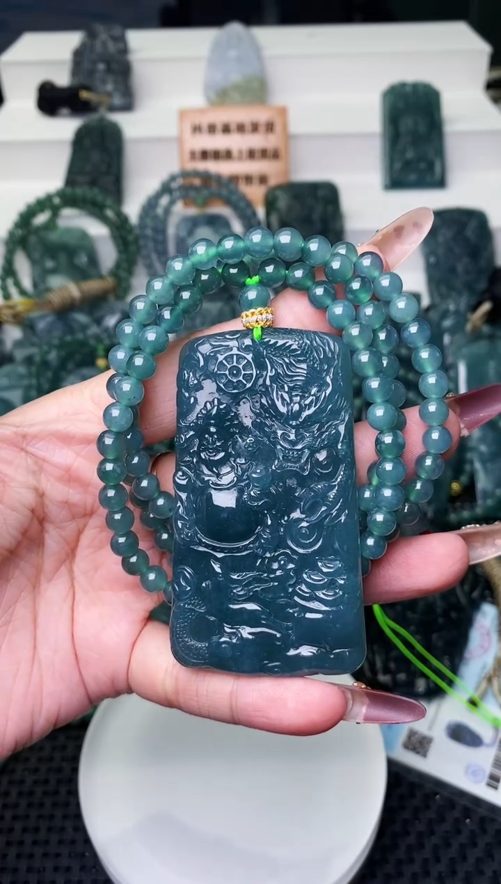 颈饰未镶嵌翡翠 