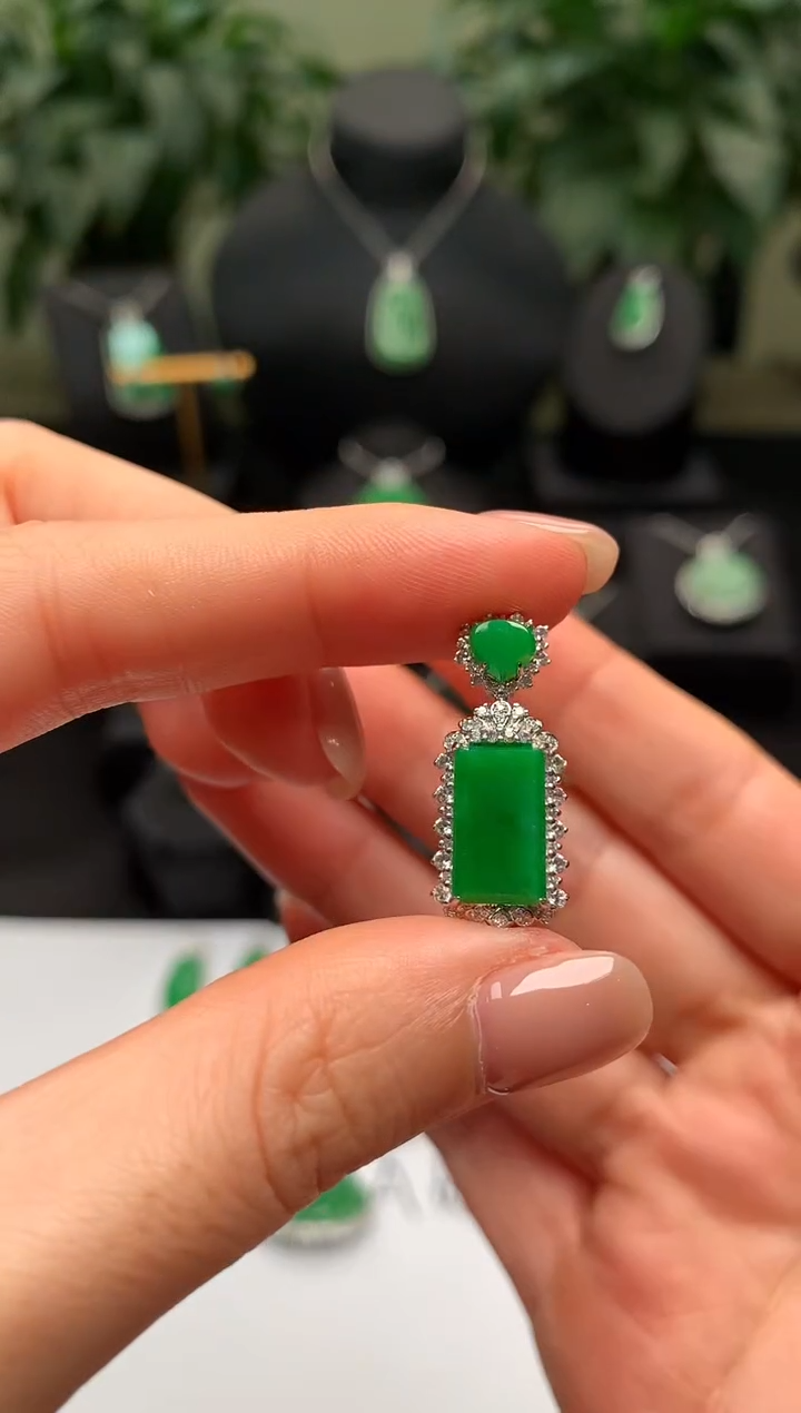 颈饰18K金镶嵌翡翠无事牌