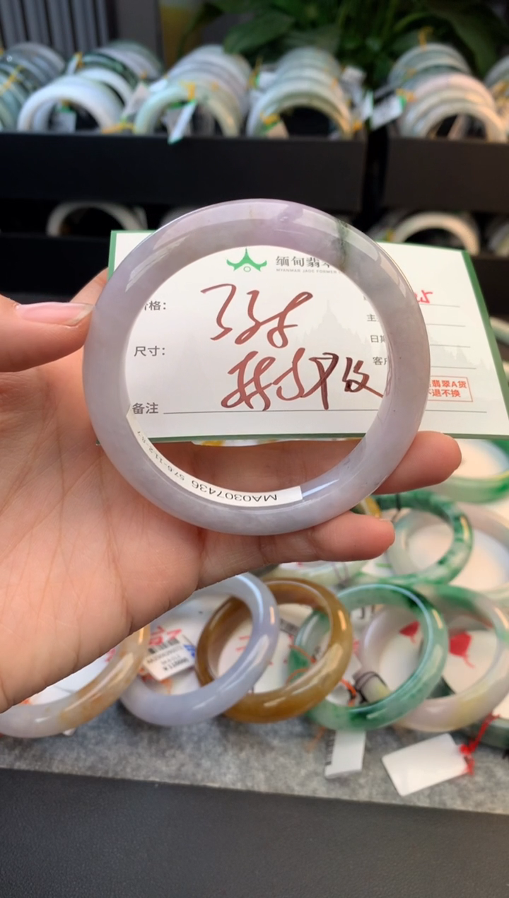 未镶嵌定制翡翠毛货需精细抛光+多人