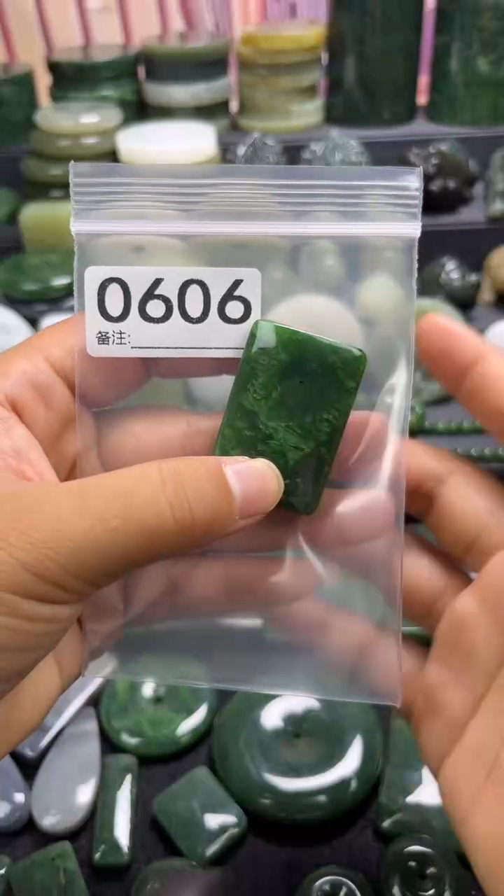 和田玉未镶嵌珠宝半成品无事牌