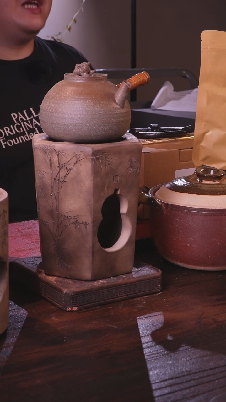 瓷片柴烧狮子侧把壶加六角雕刻炉