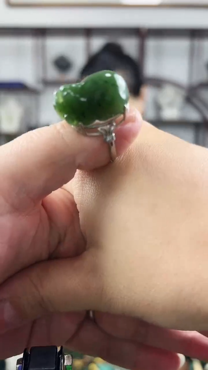 颈饰未镶嵌和田玉戒指