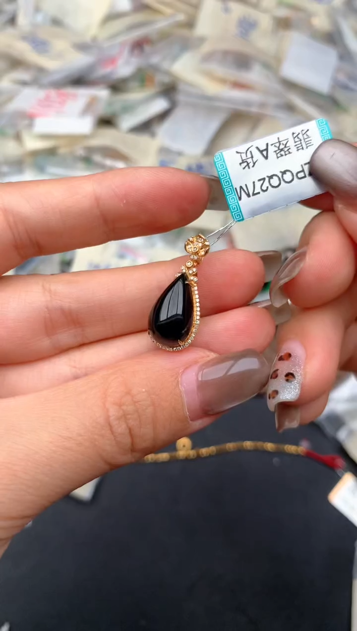 18K金镶嵌挂件翡翠一