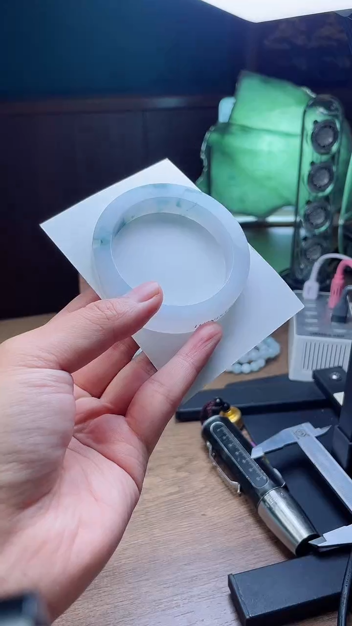 未镶嵌手镯定制翡翠春**媚定制