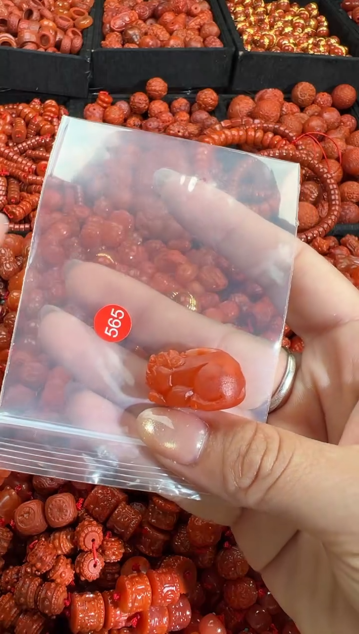 南红玛瑙未镶嵌颈饰1