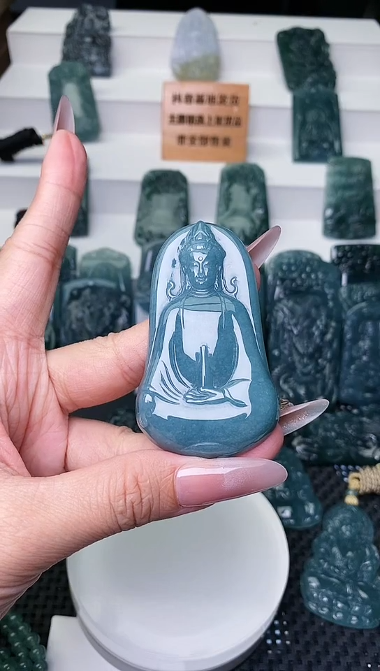 颈饰未镶嵌翡翠 
