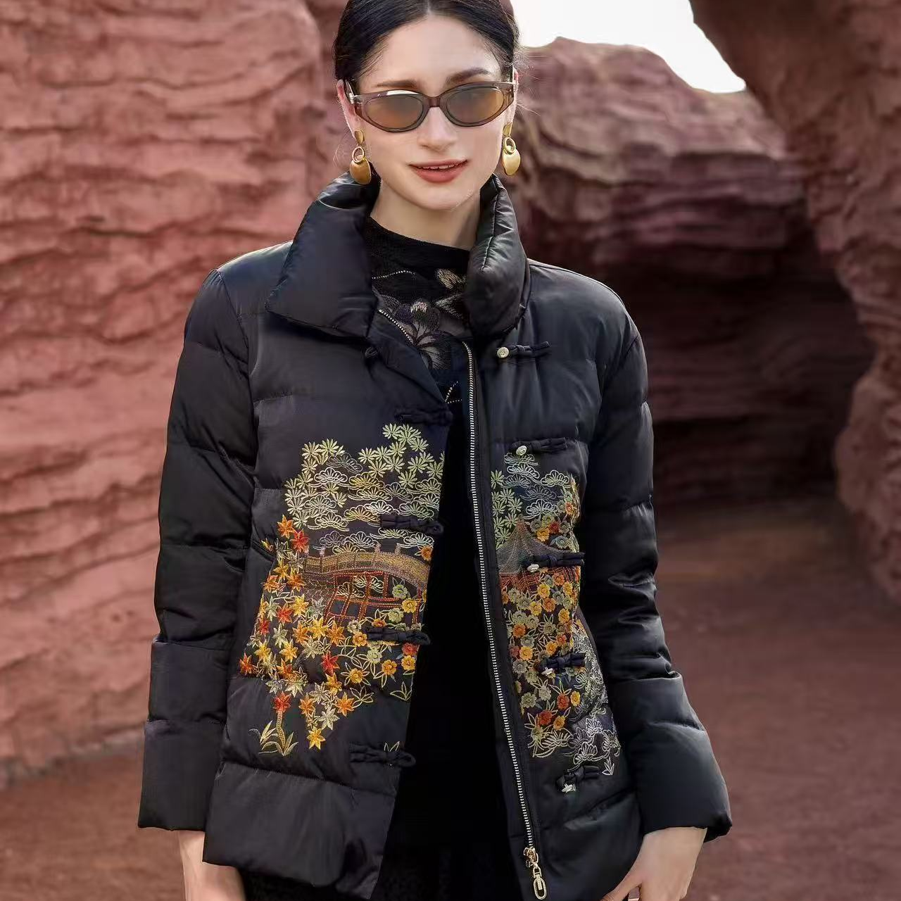 52758款时尚百搭刺绣立领羽绒服
