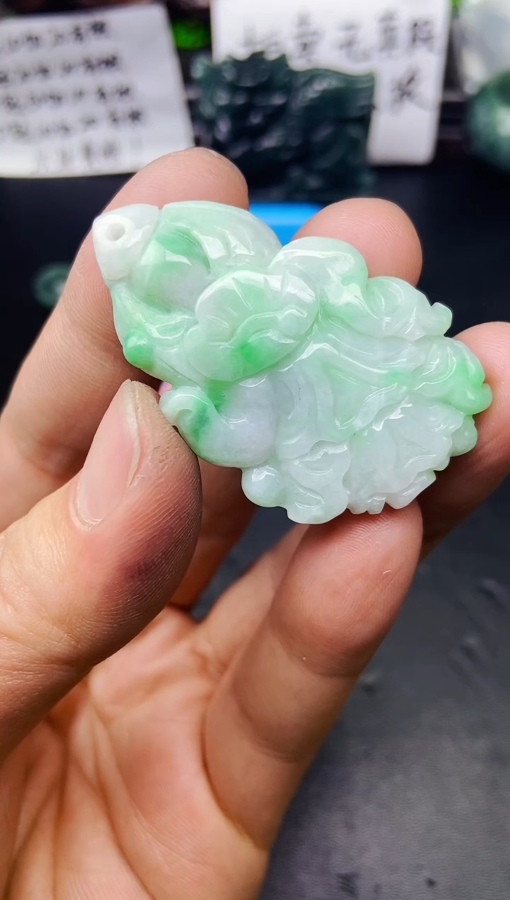 颈饰未镶嵌翡翠笑***，白菜