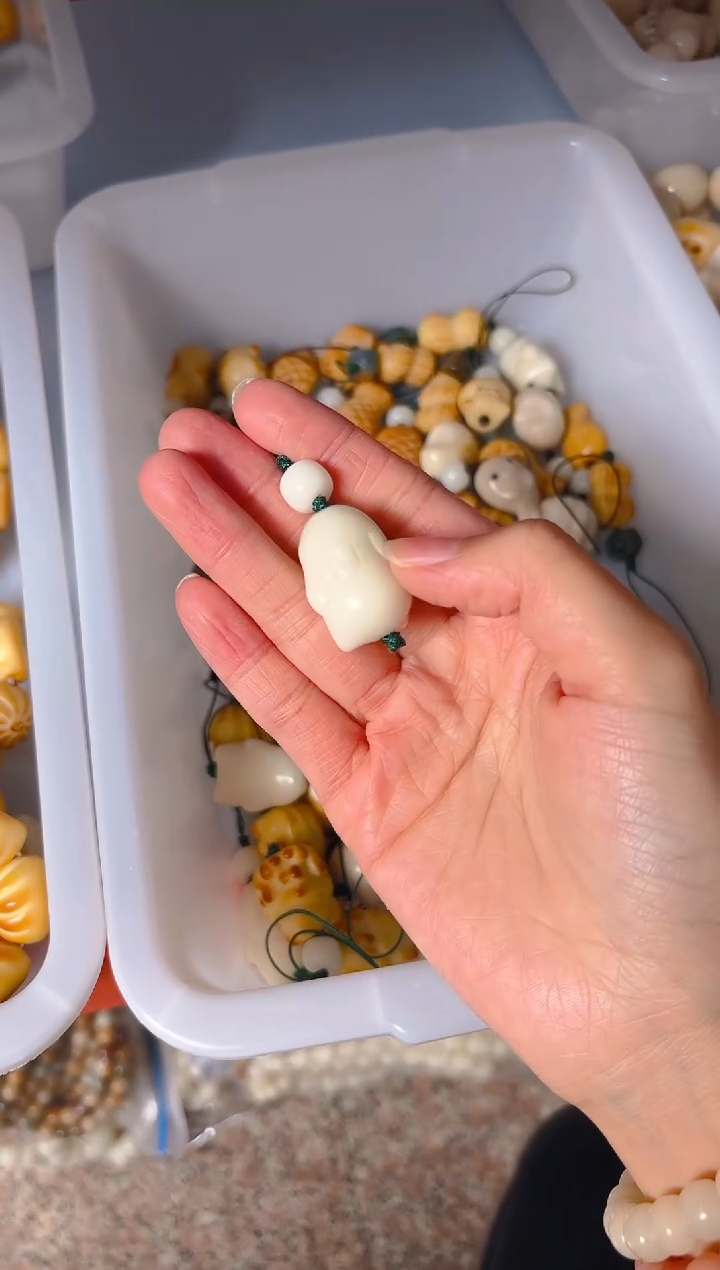 吊坠菩提根/象牙果白色趴趴兔挂件