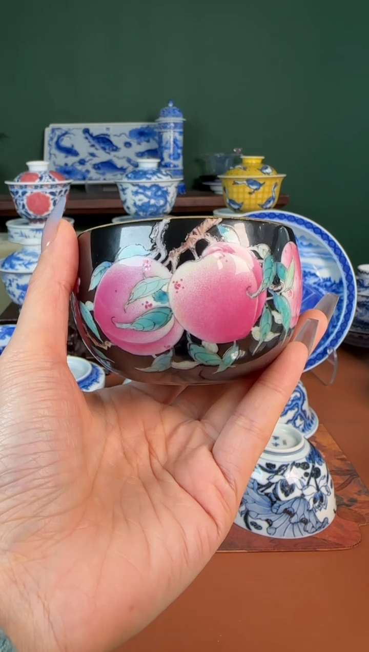 【闪购商品】杯福利。粉彩黑地  桃  缸杯。 