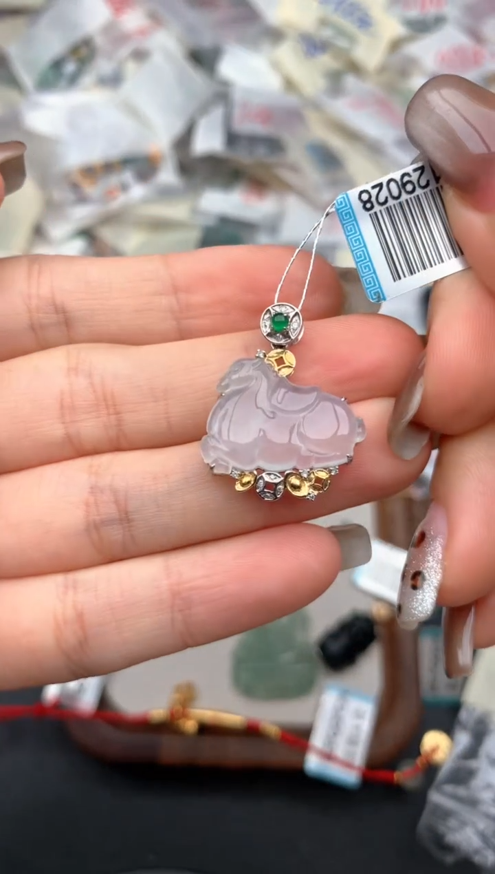 18K金镶嵌挂件翡翠一