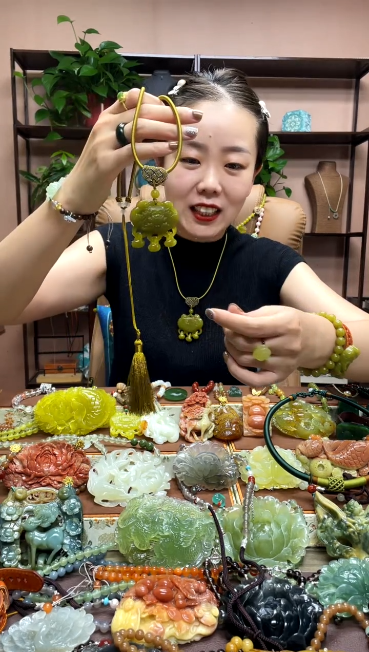 未镶嵌岫玉吊坠多样性发货发其中之一