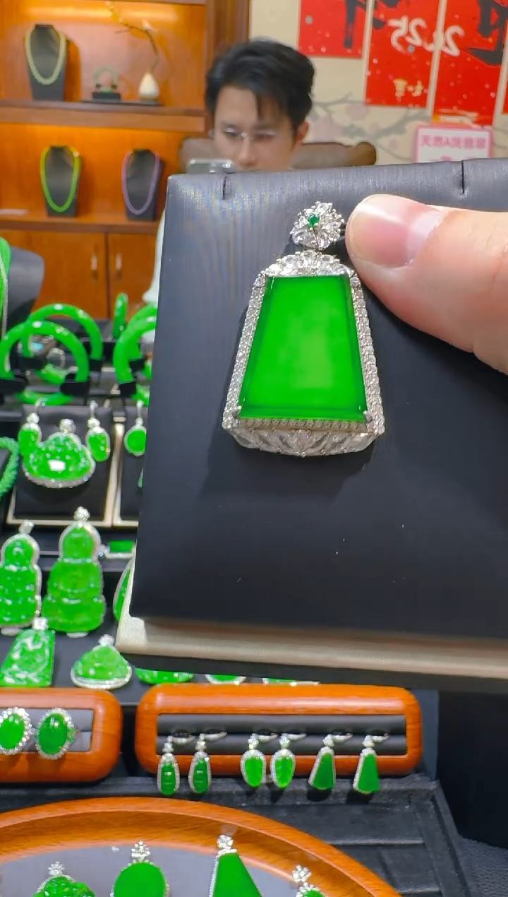 【闪购商品】翡翠吊坠(赠链)银S925镶嵌天然A货翡翠
