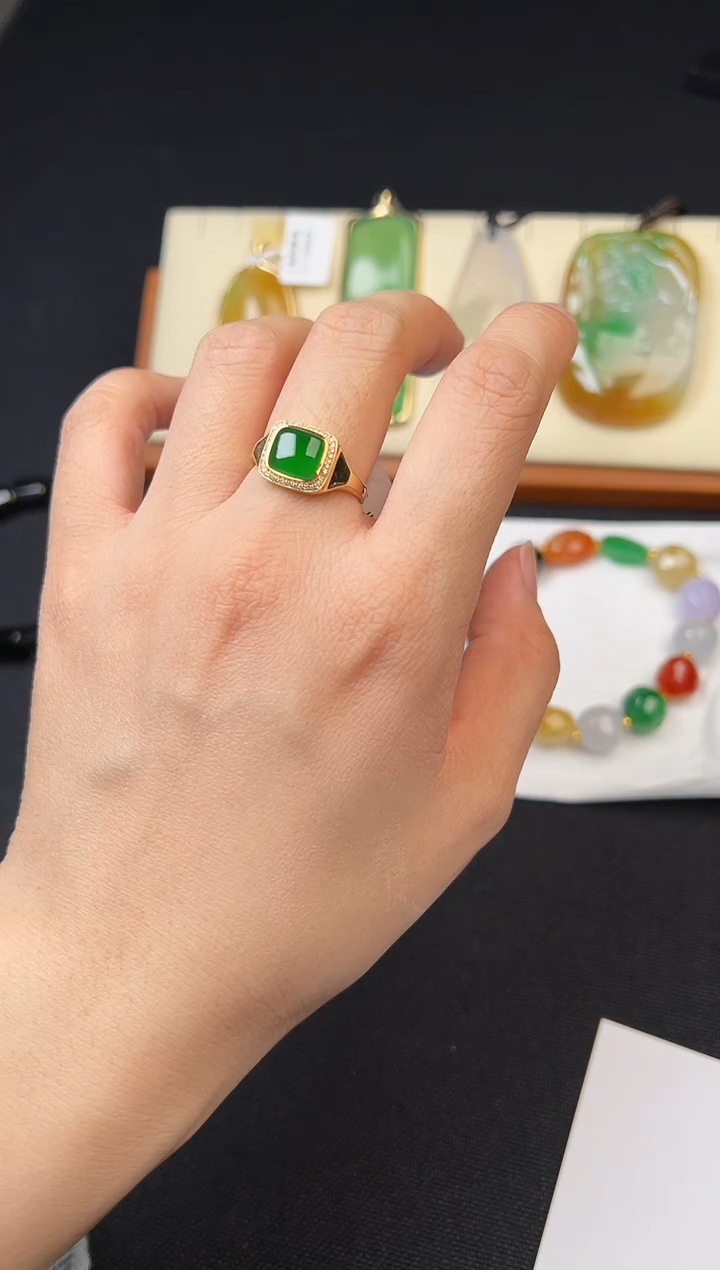 18K金镶嵌戒指翡翠方糖