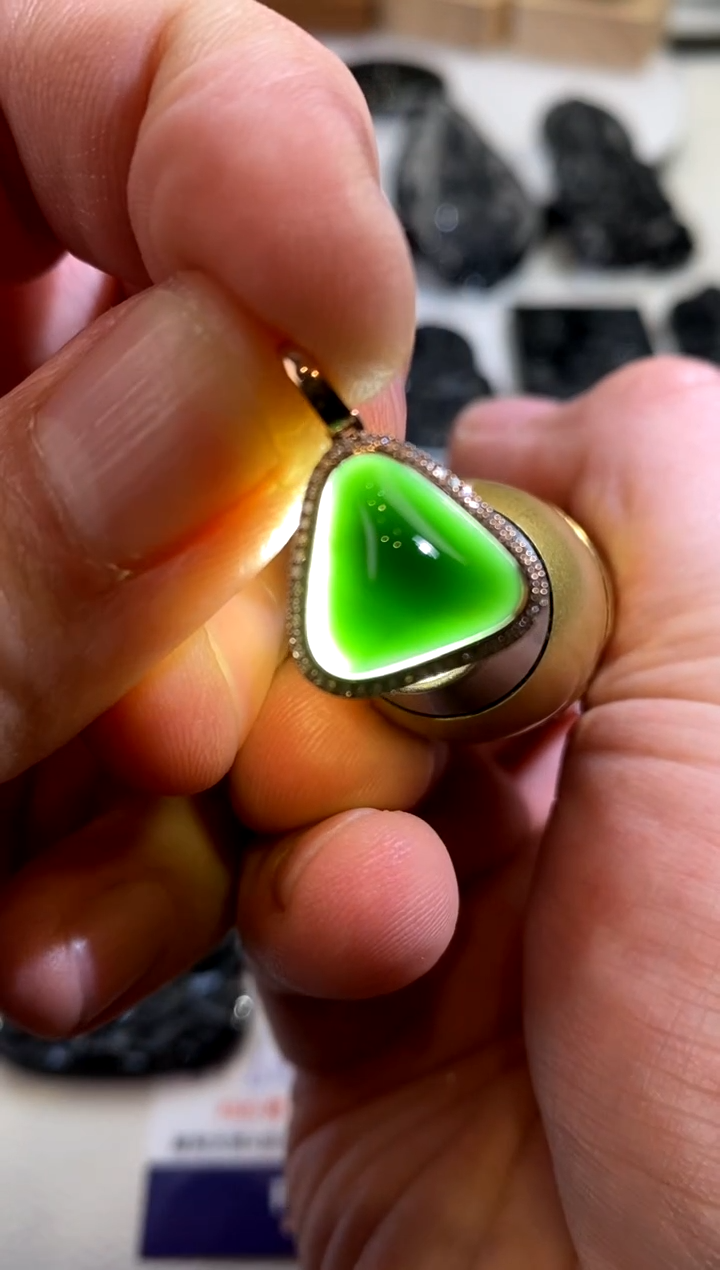 【闪购商品】翡翠挂件18K金镶嵌天然缅料A货墨翠  精致锁骨吊坠