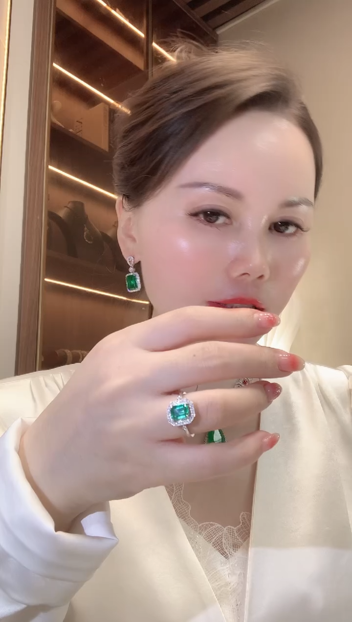 【闪购商品】祖母绿戒指18K金镶嵌D69 