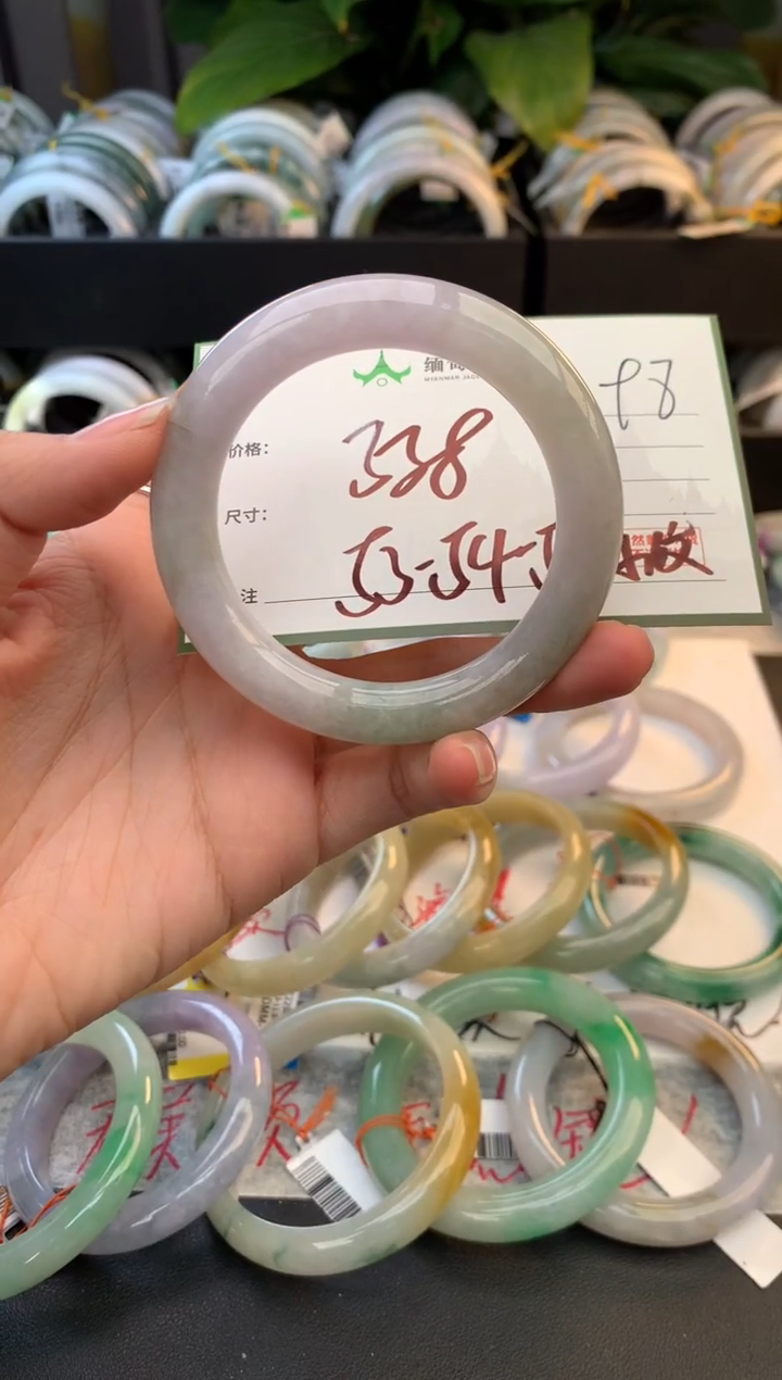 未镶嵌定制翡翠毛货需精细抛光+多人