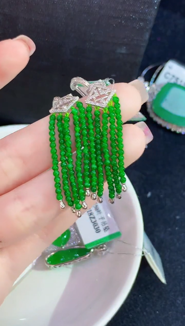 18K金镶嵌翡翠耳饰多样性发其一