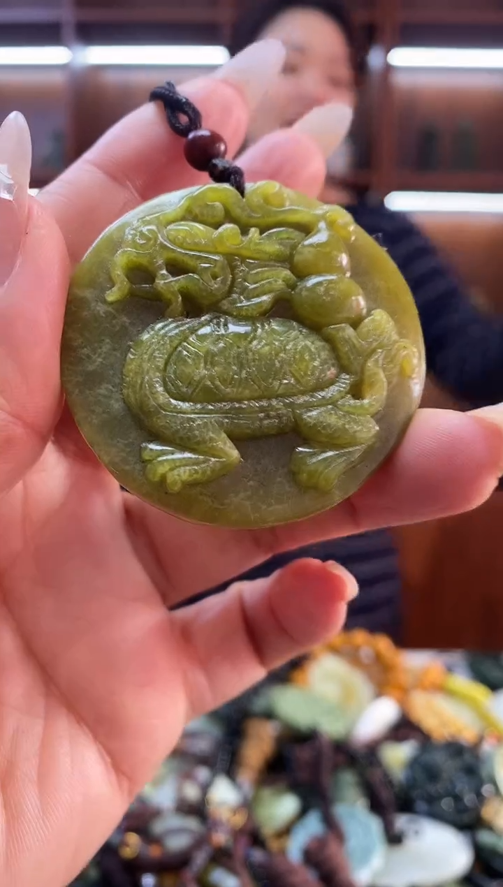 未镶嵌岫玉吊坠   