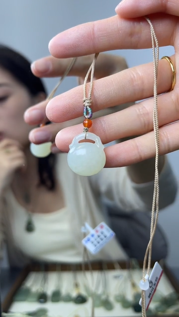 和田玉未镶嵌颈饰小钱袋