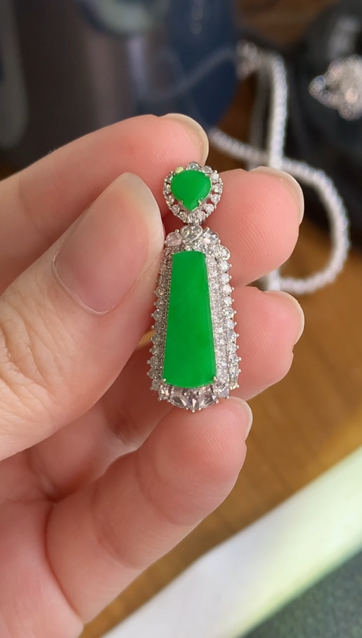 颈饰18K金镶嵌翡翠绿无事牌